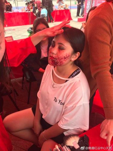 正在给学生化丧尸妆(图片来源南昌红谷中心天虹微博) 点击进入下一页