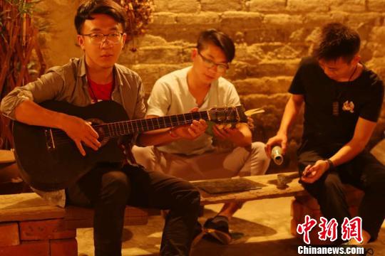 图为开设琥珀画工作室的三名广西艺术学院油画专业大三学生廖世绍、何家鹏、童钊?！×醭?摄