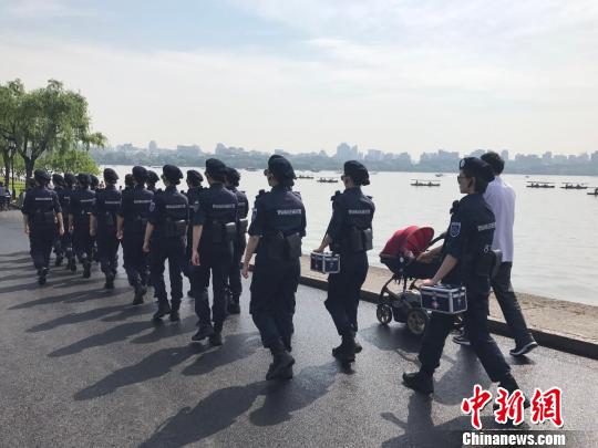 西湖女子巡逻队正在巡逻 方堃 摄