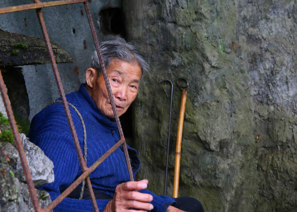 孤寡老人花26万为修墓4