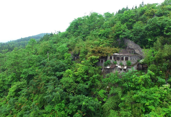 孤寡老人花26万为修墓3