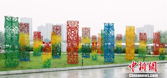 任戎的钢雕作品《四季彩虹》?！÷砗Ｑ?摄