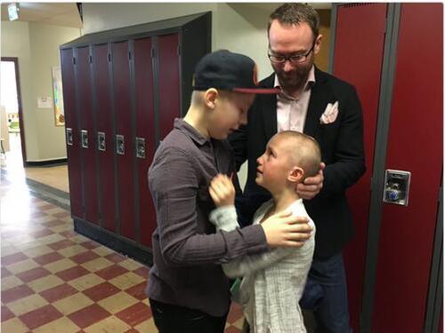 为爱光头：加拿大9岁女孩削发支持患白血病哥哥