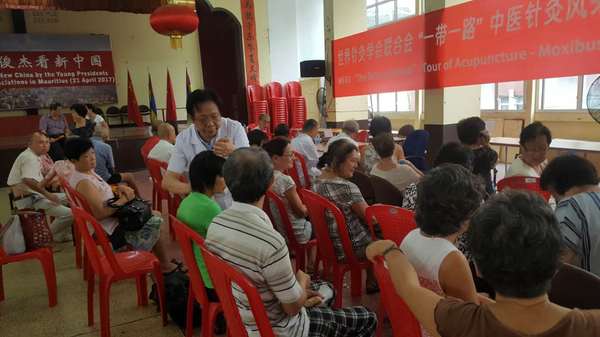 世界针联中医针灸专家团在毛里求斯华人仁和会馆为当地侨胞进行义诊 (2)