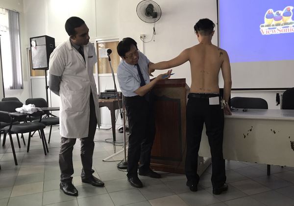 世界针联中医针灸专家团在毛里求斯国立维多利亚医院展示中医针灸疗法