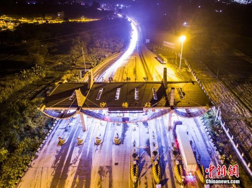 图为2015年12月31日深夜航拍的广西柳州市沙塘收费站。 黄威铭 摄
