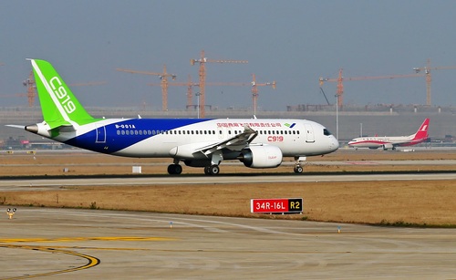 C919在浦东国际机场跑道滑行测试。