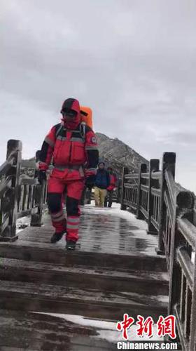 图为救援队开展救援?！∩挛魇锕饩仍庸┩?摄