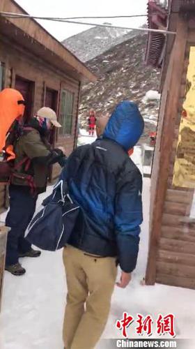 图为救援队开展救援?！∩挛魇锕饩仍庸┩?摄