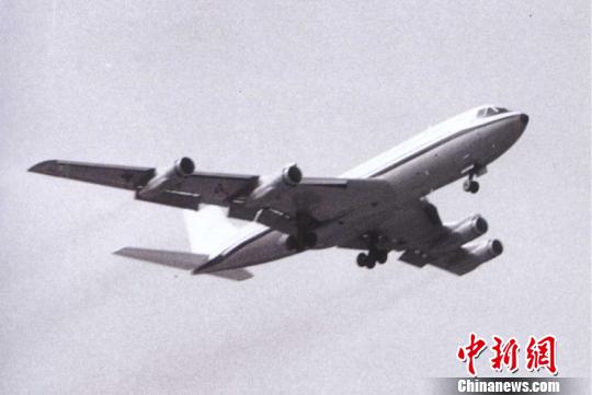 飞行的“运-10” 资料图 摄