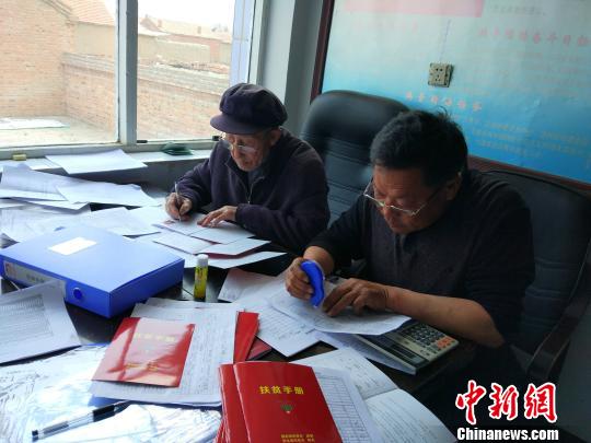 村干部多是60岁以上的老人，他们在忙碌着基层扶贫工作 陈溯 摄