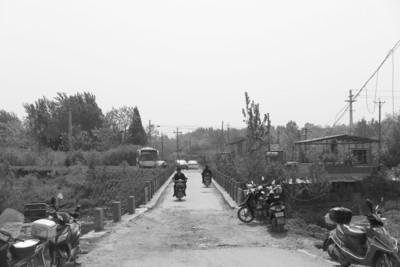 村书记18年内私吞1.5亿元 被抓后村民放炮庆祝