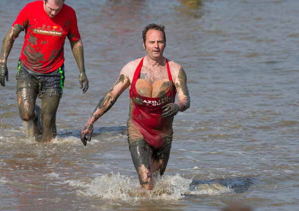 英国上演滚泥巴大赛