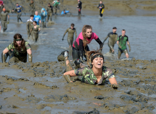 英国上演滚泥巴大赛2