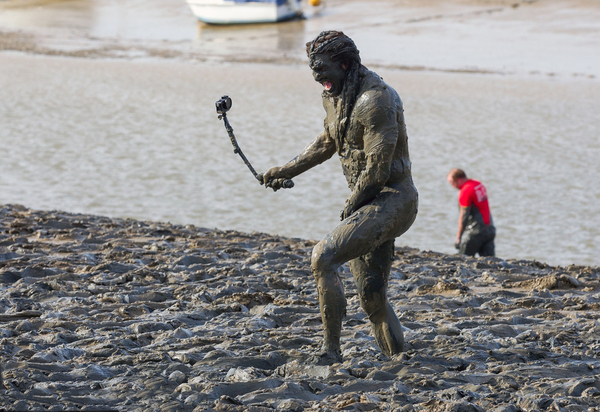 英国上演滚泥巴大赛3