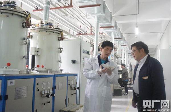 刘劲松在查看实验室设备。