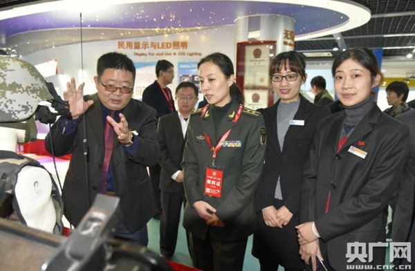 刘劲松为航天员王亚平介绍最新科研成果。翟光剑/摄