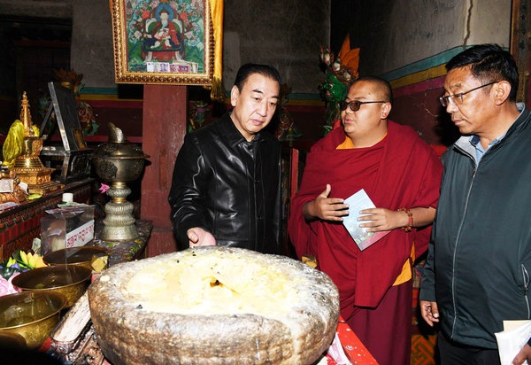 4月26日，旦科在布久色吉拉康调研