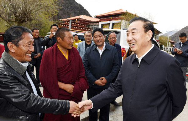 4月27日，旦科在拉如寺寺调研，看望慰问寺庙僧人和驻寺干部