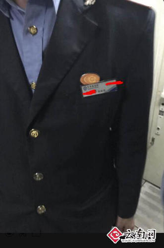 女游客称被男列车员拍胸叫醒 铁路部门：正调查