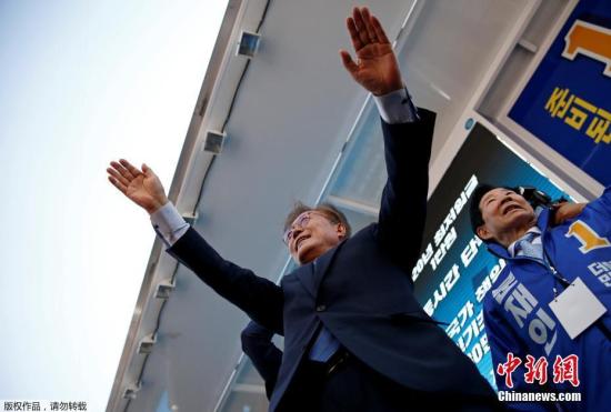 当地时间2017年5月8日，韩国首尔，距离韩国总统选举日只剩一天，民主党候选人文在寅为自己拉票，呼吁国民支持。