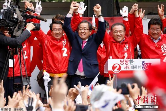 当地时间5月8日，支持率呈上升之势的执政党自由韩国党候选人洪准杓进行最后的拉票活动。