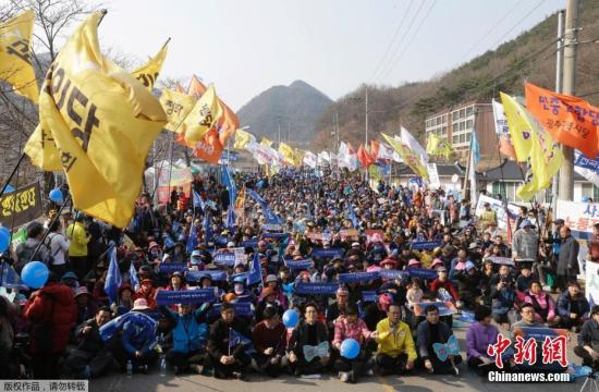 当地时间2017年3月18日，韩国星州郡，民众集会抗议，要求取消部署“萨德”。
