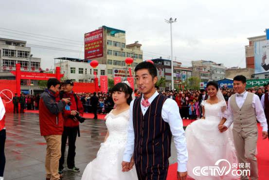 西和县中心广场新人入场