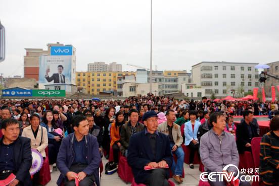 不大的广场上有不少“围观”群众