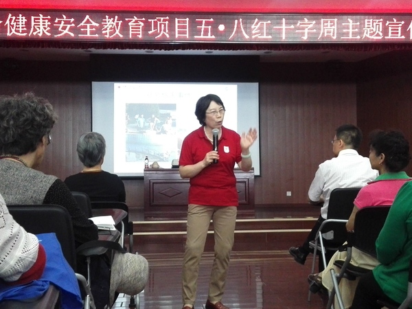 曹乃文老师给老年人讲授急救知识。