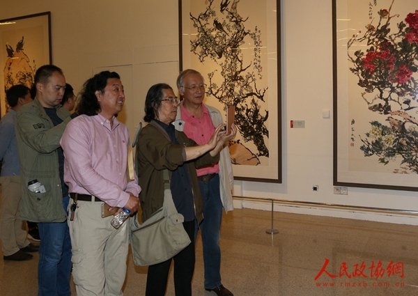 到场嘉宾兴致勃勃地观看展览