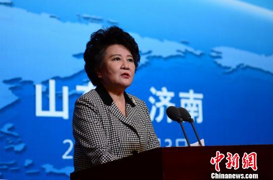 国务院侨办主任裘援平在“第三期科创委员和海外博士走进侨梦苑”活动上说：“华侨华人朋友们，抓住春天、拥抱春天，你们才会拥有春天、享受明天?！?邱江波 摄