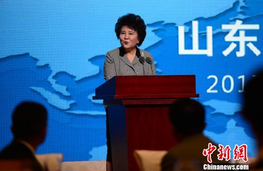 国务院侨办主任裘援平5月3日晚间出席在山东济南举行的“第三期科创委员和海外博士走进侨梦苑”活动并致辞说：“科技创新发展的春天，海归创新创业的春天来了！”。邱江波摄