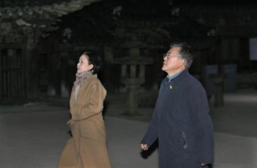 妻子金正淑眼中的文在寅是用行动表达温情的男人。(图片来源：韩联社)