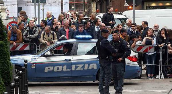 当地时间5月8日，美国前总统奥巴马现身米兰，人气颇高。图为现场的粉丝。