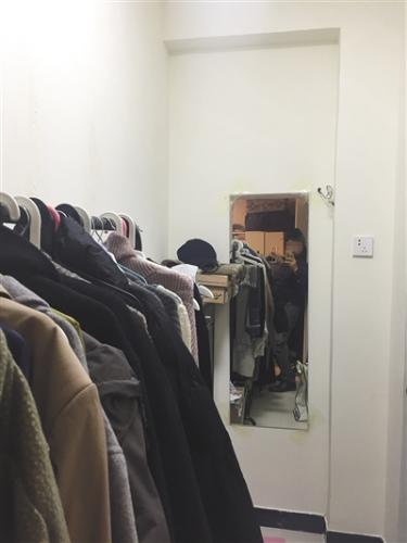 涉诉房屋的墙壁上，“门印儿”清晰可见。	受访者供图