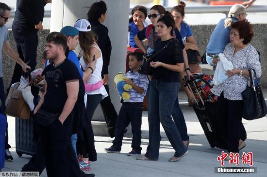 当地时间1月6日下午，美国佛罗里达劳德代尔堡国际机场发生枪击案，造成5人死亡，多人受伤。枪击案的嫌犯是一名伊战老兵，已经被警方抓获，美媒称，他可能患有精神疾病。目前发生枪击案的劳德代尔堡－好莱坞机场重新开放。