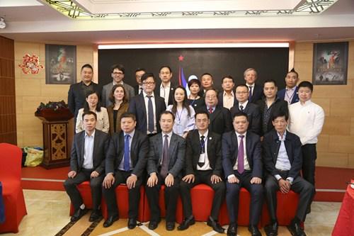 中国侨网李成元与参加庆典的部分嘉宾合影。（法国《欧洲时报》/孔帆 摄）