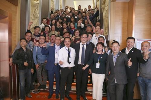 中国侨网青年联合会的代表在庆典现场。（法国《欧洲时报》/孔帆 摄）