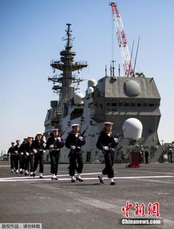 当地时间3月25日，日本海上自卫队最大舰艇“出云”号护卫舰正式服役。据日本媒体报道称，“出云”号驱逐舰全长248米，超过日本海上自卫队现役最大舰艇“日向”号护卫舰51米，可同时起驾5架直升机。其舰载机以监视、警戒潜艇为主要任务，数量由5架增至9架。