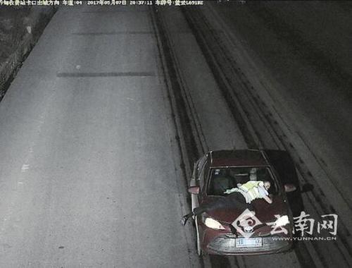 宾川一男子冲卡 辅警趴车头阻止被司机带着狂飙16公里