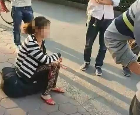 女子向自己孩子做出这种事 路人:是你亲生的吗？