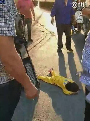 女子向自己孩子做出这种事 路人:是你亲生的吗？