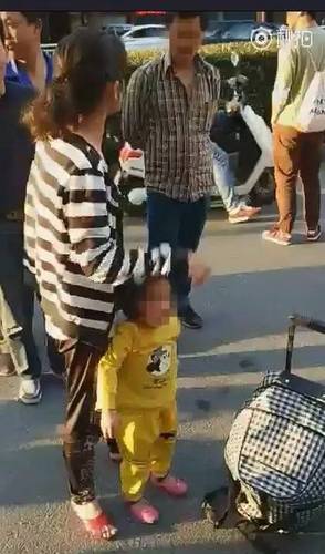 女子向自己孩子做出这种事 路人:是你亲生的吗？