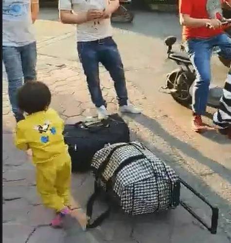 女子向自己孩子做出这种事 路人:是你亲生的吗？