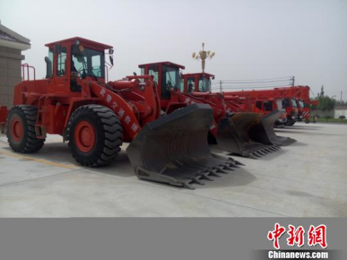 武警交通第四支队的大型救援机械整装待发?！≡?摄