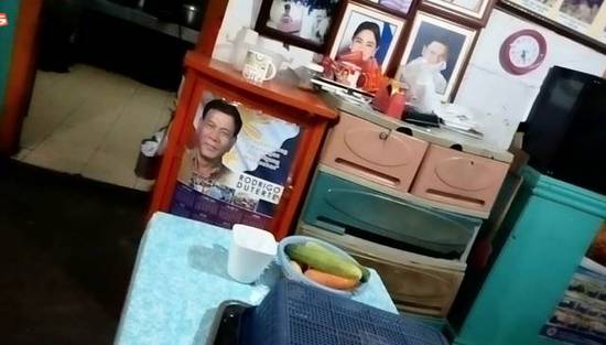 菲民众对杜特尔特咋评价?有人把和总统合照挂满墙