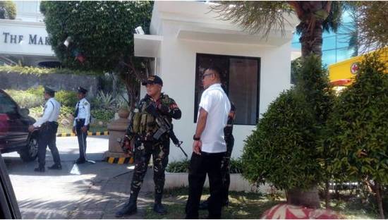 菲民众对杜特尔特咋评价?有人把和总统合照挂满墙