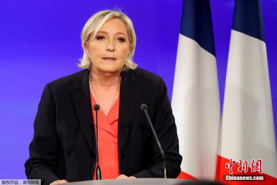 初步结果公布后不久，马丽娜·勒庞也发表公开讲话，正式承认败选。她透露，自己已经致电马克龙祝贺他当选，并希望他执政顺利。