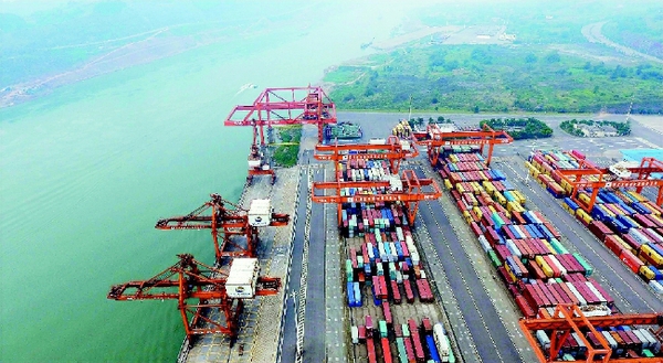 目前，宜宾港以打造“一带一路”长江起点航运物流中心和川滇黔结合部最大的区域综合物流运营商为战略目标，将在“十三五”期间建设具备集装箱、重大件、保税仓储、出口配送服务等项目的现代化综合性港口。  新华社发